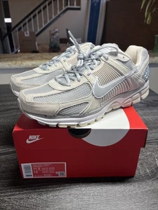 Nike Zoom Vomero 5 Men's Shoes (Light Orewood Brown/White/Metallic Platinum/Li) - Picture 1 of 6