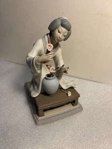 LLADRO GEISHA WOMAN "THE FLOWER ARRANGER" STUNNING PORCELAIN FIGURE. SPAIN - Picture 1 of 23