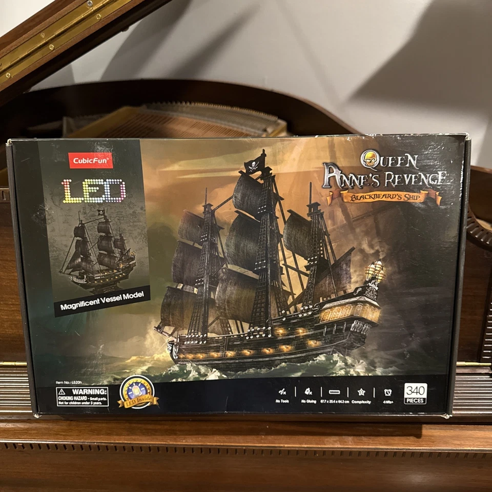 The Queen Anne’s Revenge Barbanegra Barco Pirata Divertido Cúbico Rompecabezas 3D LED Caja Abierta Foto 1 de 4