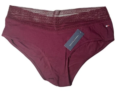 Calcinha atrevida feminina TOMMY Hilfiger de renda com zinfandel tamanho M - Imagem 1 de 3