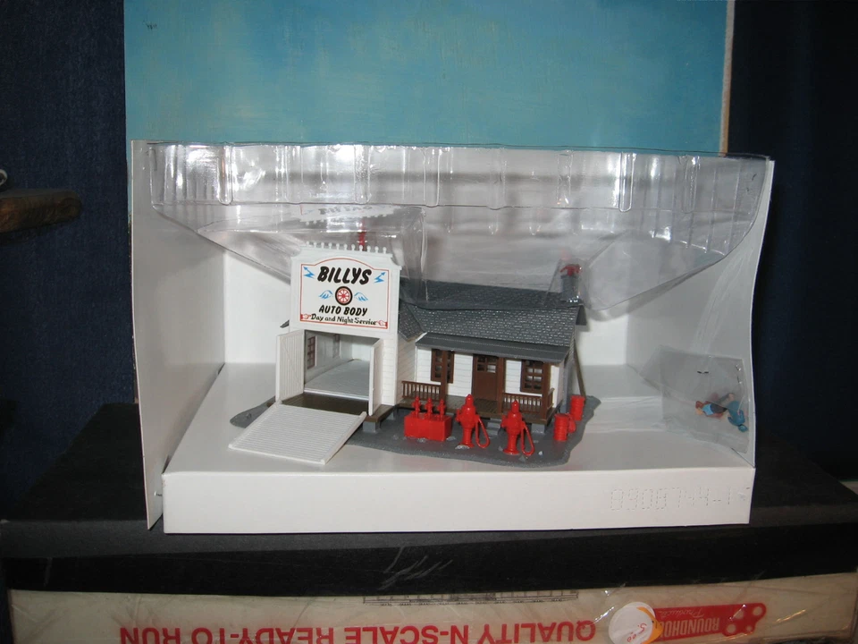 MODEL POWER #575 BILLY'S AUTO  w/FIGURES AND LIGHTING * - Image 1 of 1