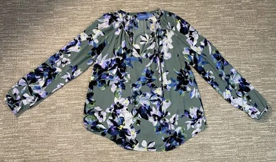Simply Vera Wang Top Womens Medium Petite Green Multicolor Floral Shirt - Image 1 of 2