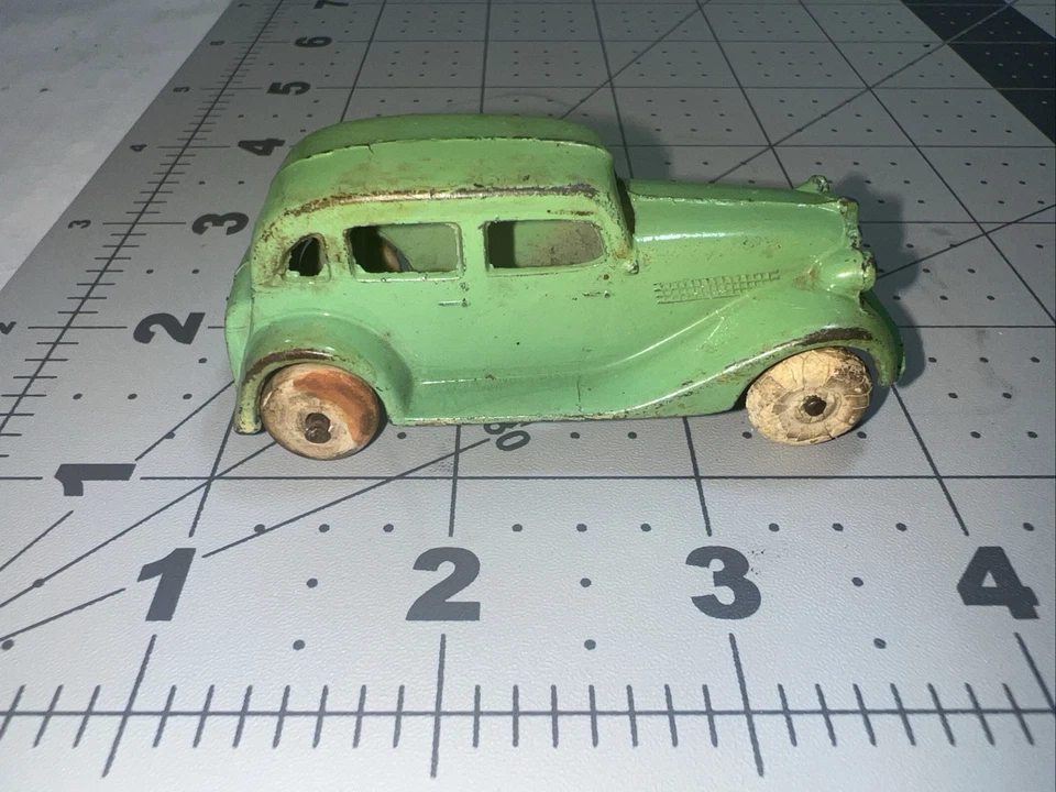 Tootsietoy #0111 1935 FORD SEDAN green diecast w/white rubber tires ORIGINAL - Image 1 of 4