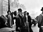 V4116 Kiss At The Hotel De Ville Paris Famous Retro BW WALL POSTER PRINT UK