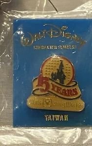 VTG 1986 WALT DISNEY WORLD Pin Brooch 15 Years MAGIC KINGDOM Taiwan New - Picture 1 of 2