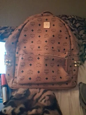 Mochila MCM Stud Stark Extra Grande Cuero Beige/Negro Foto 1 de 4