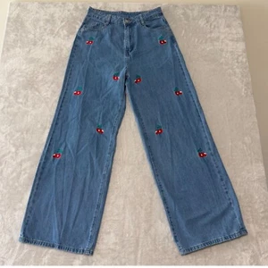 NWT Women's Embroidered Cherry High Rise Wide Leg Denim Jeans 28 Light Wash - Picture 1 of 10