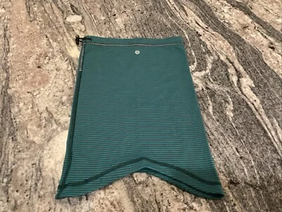 Lululemon ~ Calentador de cuello rápido para mujer verde espacial/negro patrón de rayas Foto 1 de 4