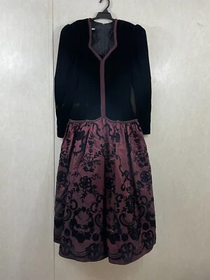 Vestido de bruja de diseñador de terciopelo negro y tafetán borgoña Scott Mc Clintock de colección Foto 1 de 4