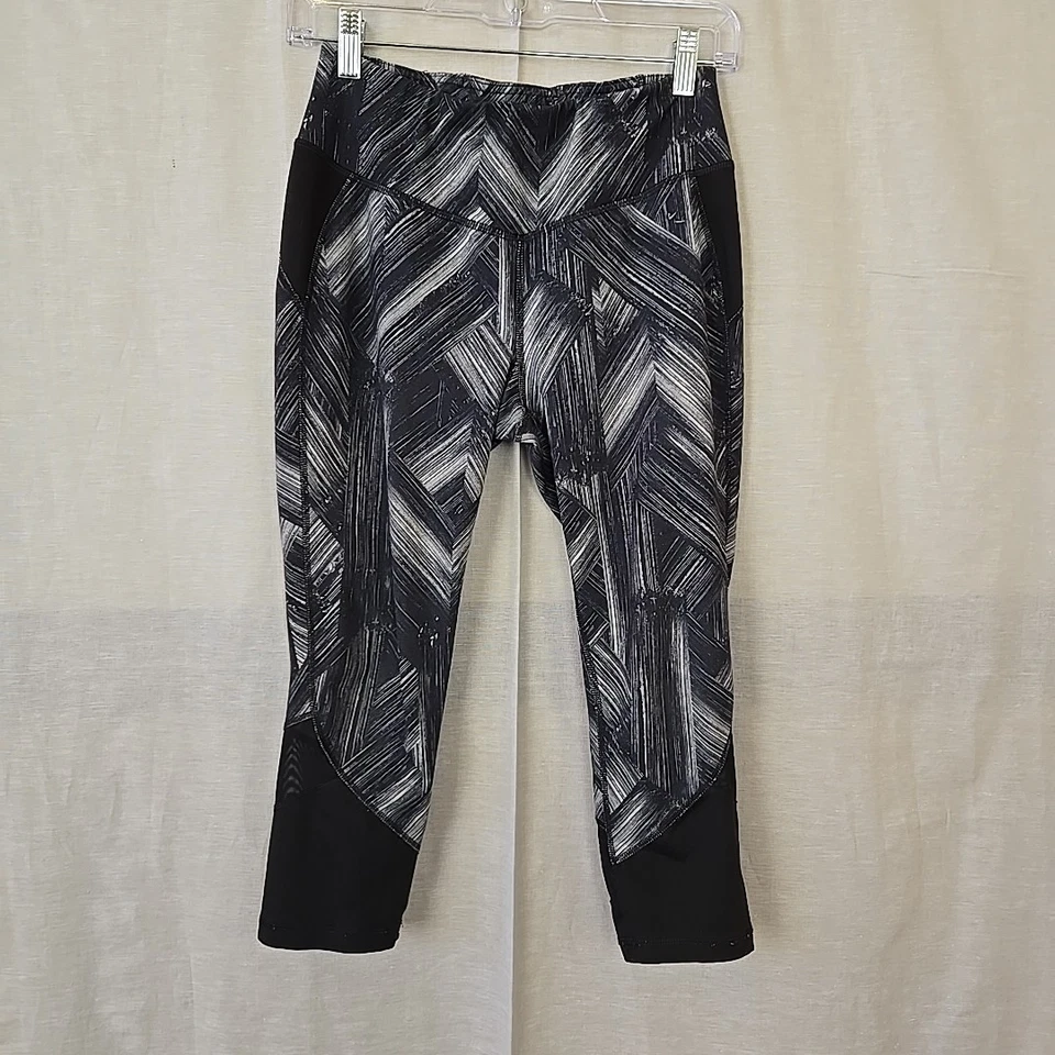 Danskin Now女式S黑色灰色图案卡普里打底裤修身运动服 — 第 1/4 张图片