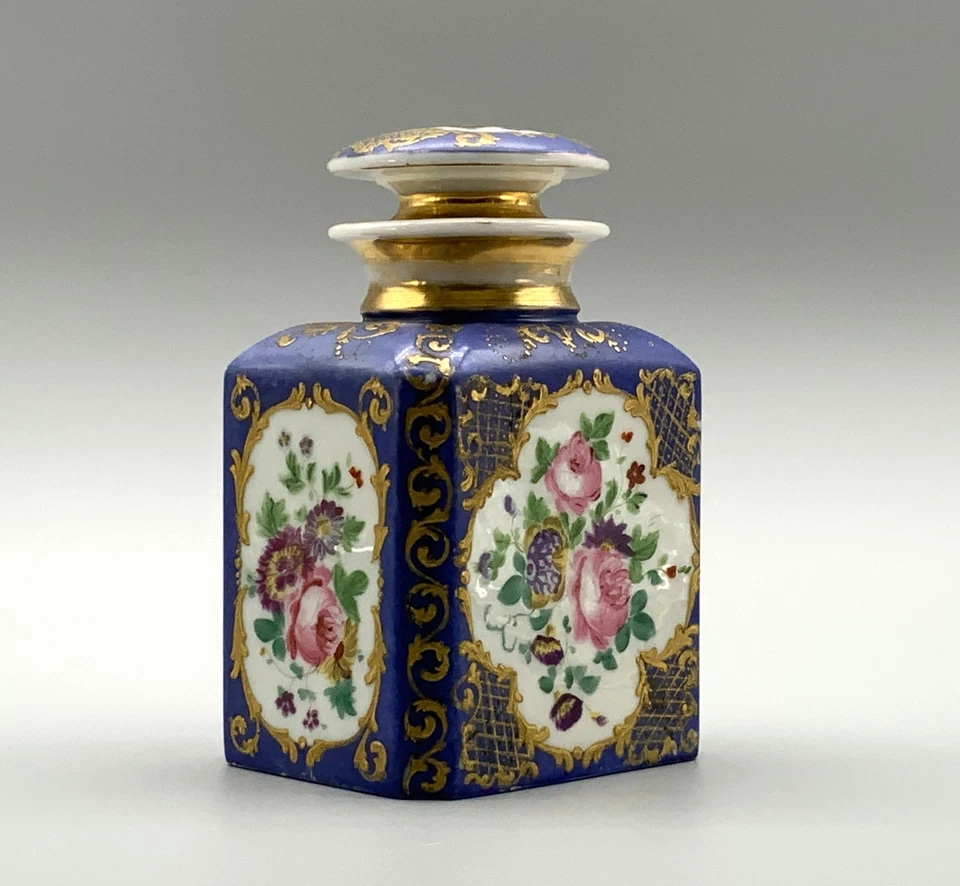 Beautiful Early 19th-Century Porcelain Tea Caddy with Flowers & Gilt Scrolls - Image 1 of 1
