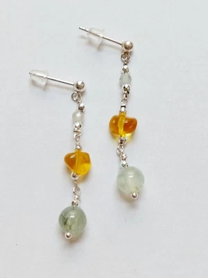 Orecchini pendenti in argento 925 con prehnite tonda, ambra naturale ed ematite  - Immagine 1 di 4