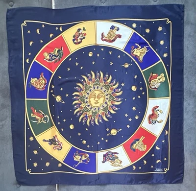 Antigo cachecol Versace zodíaco seda azul marinho com design celestial astrologia zodíaco sol - Imagem 1 de 4