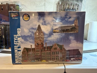 Kit de estação e galpão de trem Walthers Cornerstone HO estilo Milwaukee #933-2943 - Imagem 1 de 4