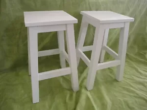Pareja de TABURETES de madera en color blanco. Madera. Alto 50 cms. - Imagen 1 de 4
