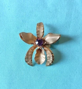 Vintage Iris Orchid Flower Brooch Pin Gold Tone Purple Amethyst Glass Center - Picture 1 of 6