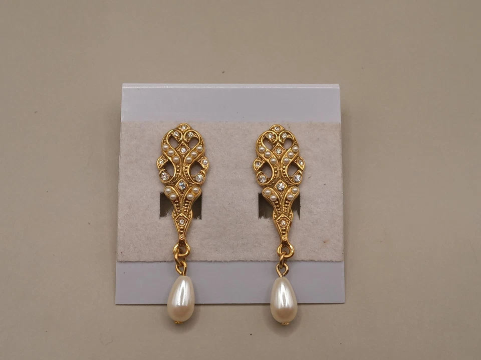 Pendientes colgantes perforados de diamantes de imitación de perlas tono oro 1928 de colección Foto 1 de 4
