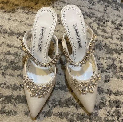 Mulas Manolo Blahnik Lurum satinadas adornadas talla 37  Foto 1 de 4