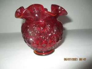 Vaso Fenton rosso rubino vetro amberina margherita e bottone increspato alto 4-1/2" firmato USA - Foto 1 di 1