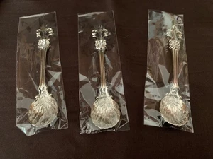 Elegante silberfarbene Kaffee / Tee oder Zuckerlöffel mit Muster - Bild 1 von 9