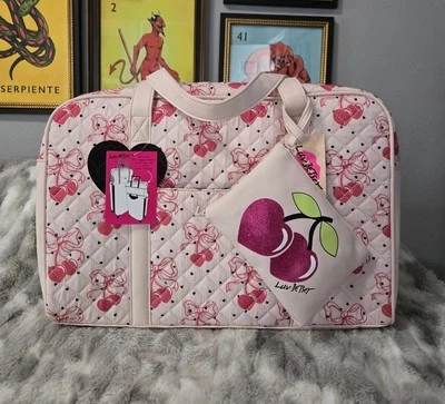 Bolso de Lona Betsey Johnson Acolchado Rosa Lazo Cereza 2 piezas Fin de Semana Viral Foto 1 de 4