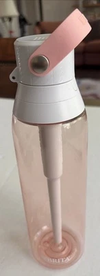 Botella de agua rosa Brita de 26 onzas sin BPA lados duros con filtro incorporado premium Foto 1 de 4