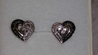 *ENCANTADORES* Pendientes de diamantes blancos y negros en forma de corazón de plata esterlina Kay Jewelers Foto 1 de 4