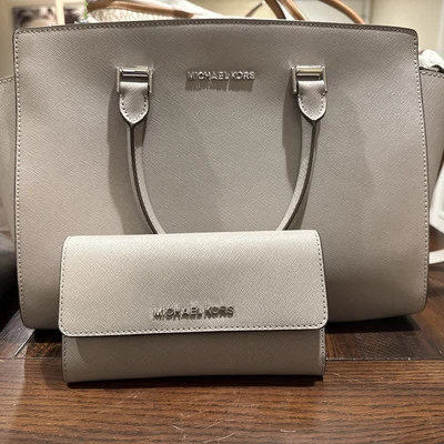 Cartera Michael Kors Selma Mediana de Cuero Saffiano Gris y Cartera a Juego Foto 1 de 4