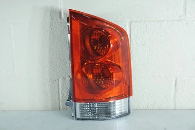 2005-2006-2007-08-09-10-11-12-13-14-15 NISSAN ARMADA RH OUTER TAILLIGHT HALOGEN Foto 1 de 4