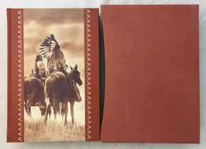 Begrabe mein Herz am verwundeten Knie von Dee Brown 2007 The Folio Society HC mit Schuber - Bild 1 von 9
