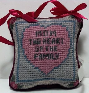 Almohada colgante Ganz Mini ""Mamá el corazón de la familia - Imagen 1 de 5