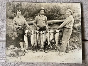 "Antigua foto vintage pescadores hombres mujer perro Spaniel 8"" X 10""" - Imagen 1 de 4