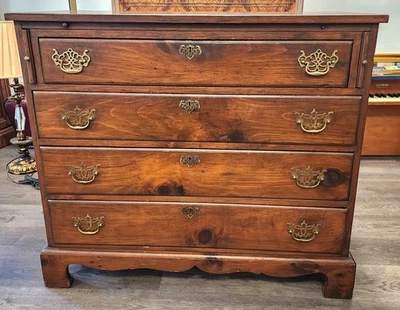 Antiguo cofre inglés Bacherlors con mesa de escribir 33 1/2 X 38 X 16 3/4" Foto 1 de 4