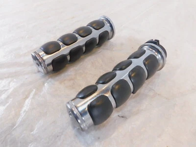 Victory V92 Kingpin Vegas Hammer Deluxe Classic & Touring Cruiser Chrome Grips - Imagem 1 de 4