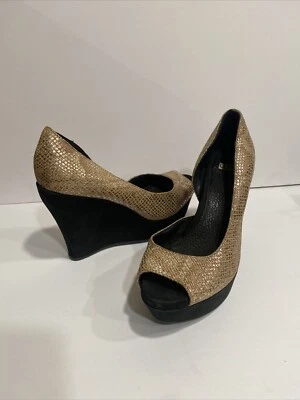 UGG 1002943 Toura 露趾麂皮绒金属皮革楔形厚底高跟鞋 7.5 码 — 第 1/4 张图片