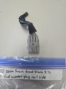 2006 SUZUKI XL7 GRAND VITARA FUEL RAIL 2.7L PLUG - Picture 1 of 3