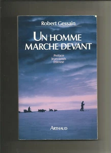 Un homme marche devant - Bild 1 von 2