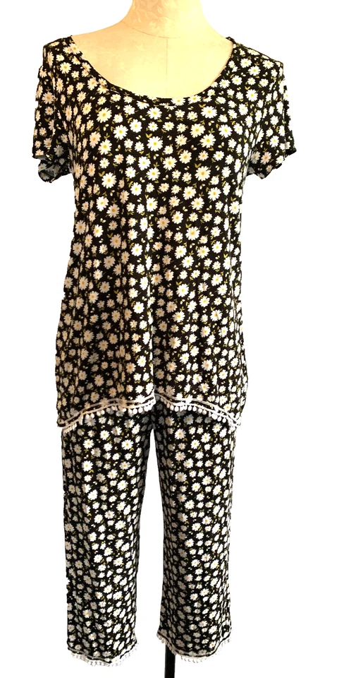 Conjunto de Pijama Layla Rayón/Spandex Tejido Margaritas Manga Corta Talla S Negro Capri Talla M Foto 1 de 4