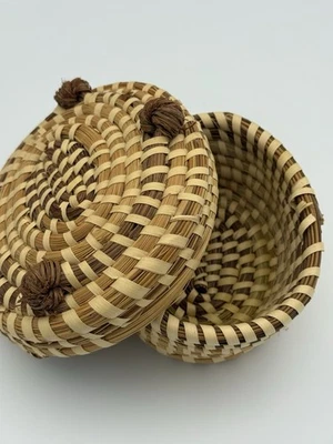 Hermoso plato de cesta o baratija Charleston Gullah Sweetgrass hecho a mano con tapa Foto 1 de 4