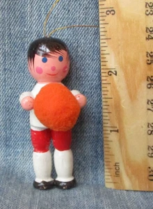 BASKETBALL JUNGE Vintage HOLZ Christbaumschmuck ORN105 - Bild 1 von 2