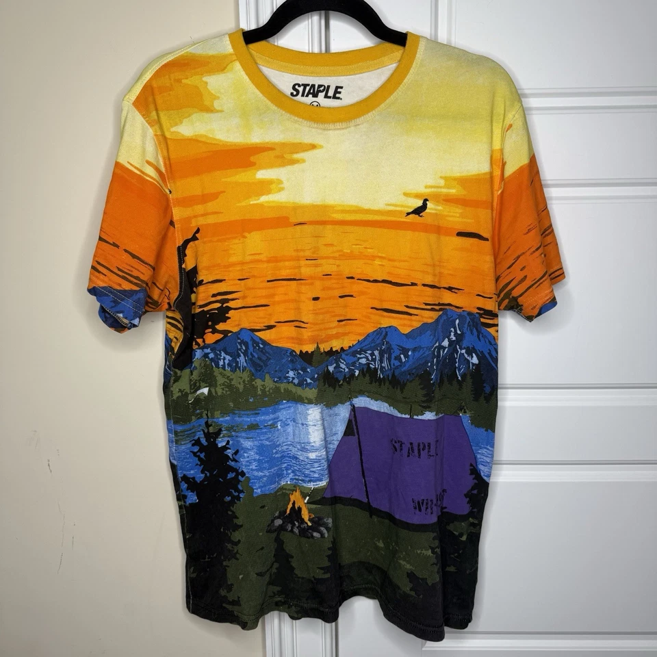 Camiseta de camping Staple Pigeon para hombre con gráfico natural medio estampado AOP Foto 1 de 4