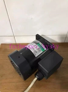 Motor de reducción OM 1 PIEZA 5IK90GU-CWT en buenas condiciones - Imagen 1 de 3