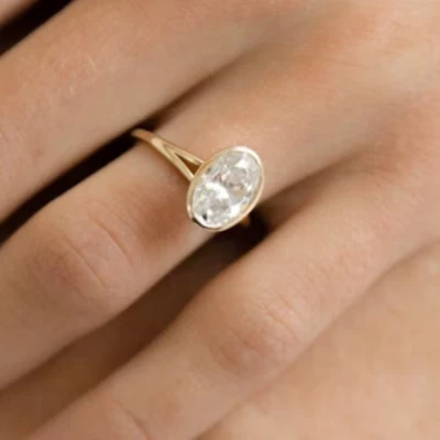 Conjunto de bisel solitario de diamantes ovalado de 2,00 quilates con acabado de oro amarillo de 14 quilates Foto 1 de 4