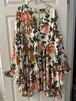 Vestido Patinador Boohoo Plus Floral Manga Ancha Coral Talla 26 - Nuevo con Etiquetas Foto 1 de 4