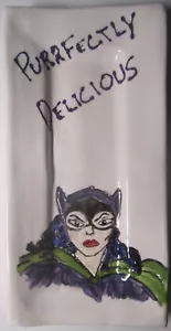 Tapas de cerámica de cómics artesanales de Catwoman años 40 plato artístico, hecho a mano grabado - Imagen 1 de 3