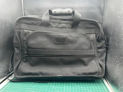 Maletín mensajero Tumi 225D3 negro para llevar la noche de viaje.   LP Foto 1 de 4