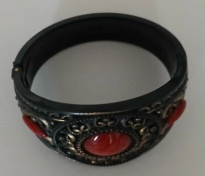 PULSEIRA DE PLÁSTICO PRETA COM PEDRAS - Imagem 1 de 4