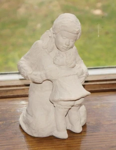 Vtg AUSTIN PROD Dee Crowley BRIGHT EYES 1989 Statue Mother Hugging Girl 8.75"H - Picture 1 of 12