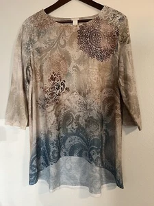 Chico’s Top Women’s 2 L Printed 3/4 Sleeve Sharkbite Hem Medallion Beige Relaxed - Picture 1 of 5