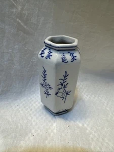 Vintage Chinese Blue & White Hand Painted Flowers Bud Vase Or Toothpick Holder - Picture 1 of 8